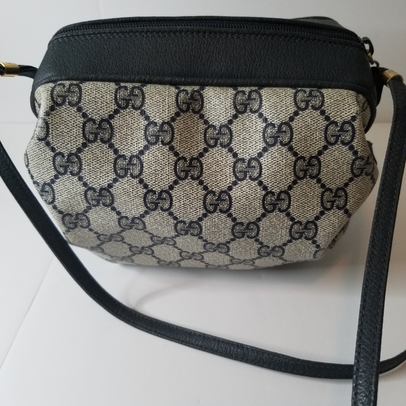 Auth. Vintage Gucci Crossbody w/Dustbag - Picture 2 of 8